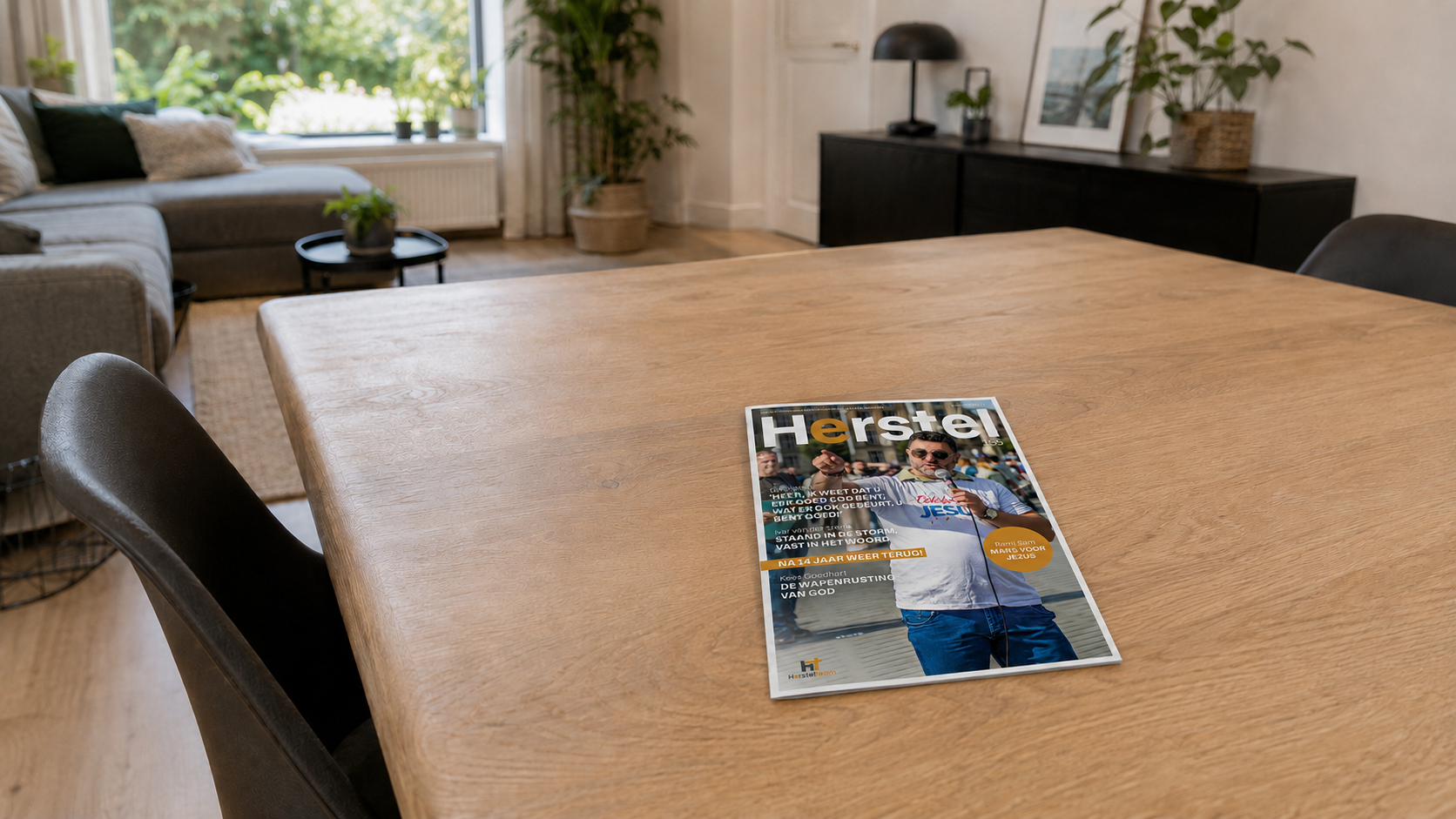 Herstel Magazine op een eettafel in een woonkamer