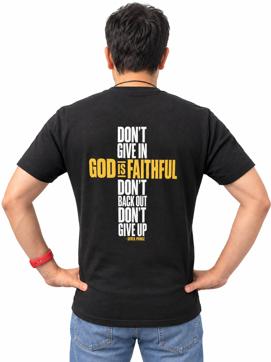 Achterkant van het Herstelteam T-shirt met de quote 'Don't give in. Don't back out. Don't give up. God is faithful.' van Derek Prince in kruisvorm